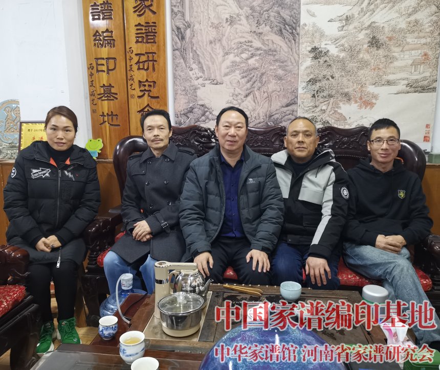 湖北十堰市竹山县师氏家谱编委会师利国与魏怀习会长交流 (1).jpg