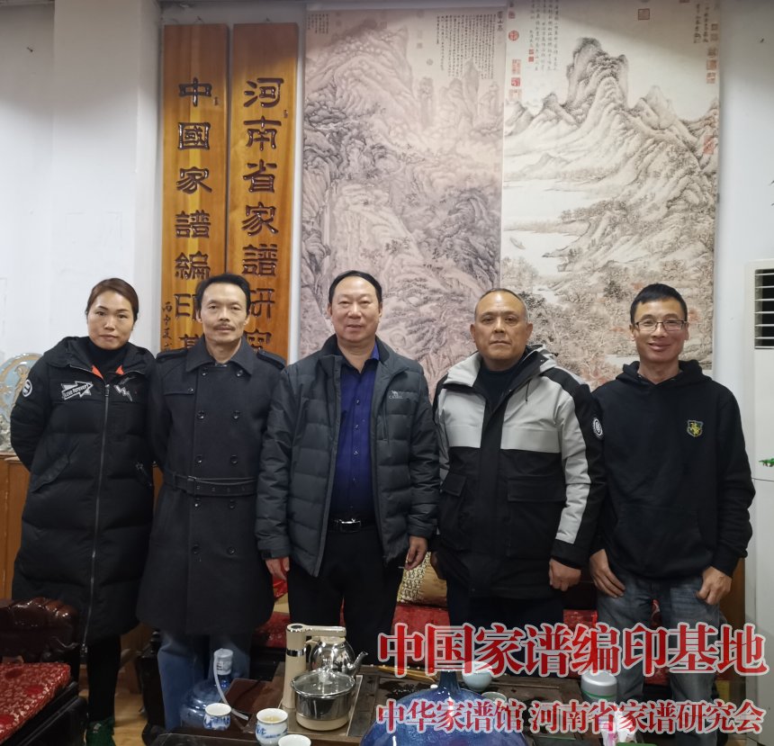 湖北十堰市竹山县师氏家谱编委会师利国与魏怀习会长交流 (2).jpg