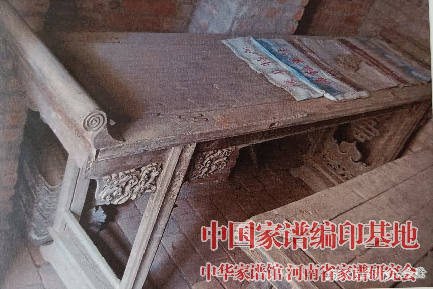 魏氏祖庙中的神龛、条凳.jpg
