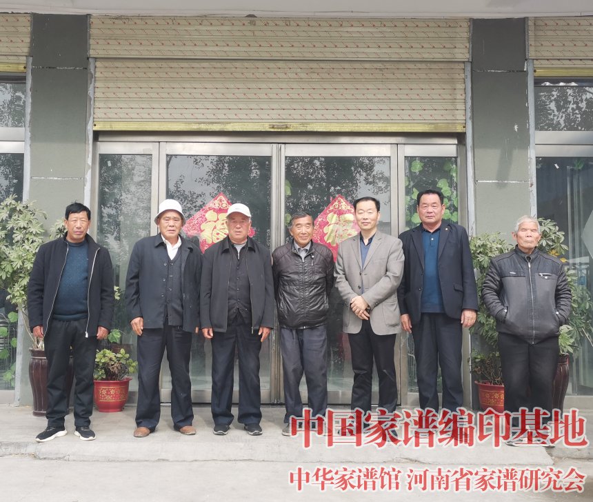金涛与周口市沈丘县程氏家谱编委会成员合影.jpg