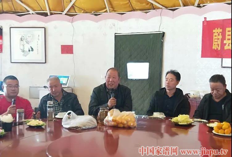 会长周满老师主持会议.jpg