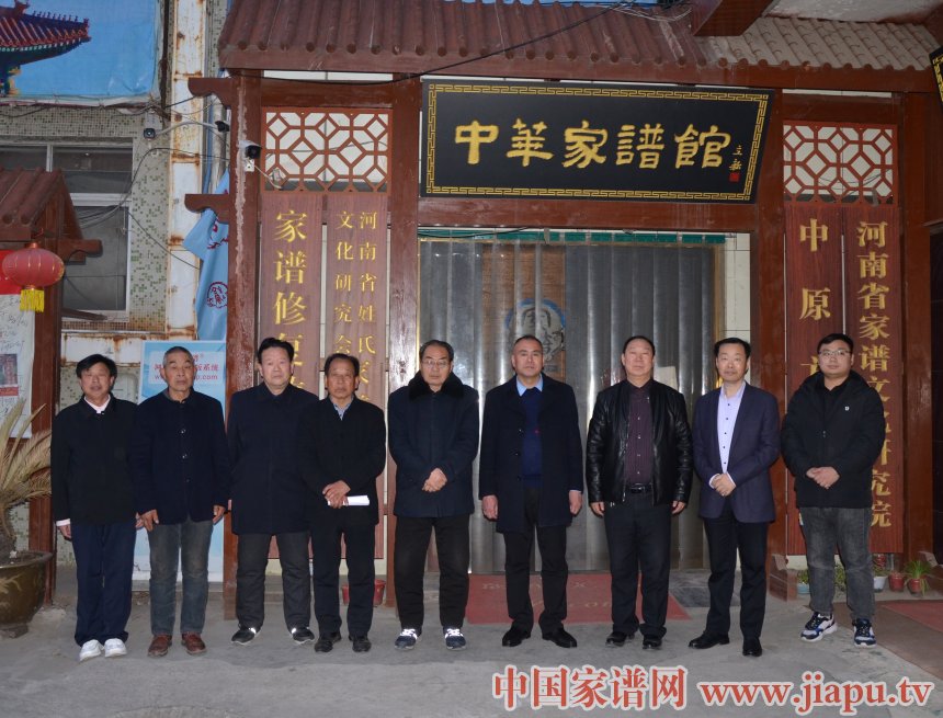 焦作市武陟县周氏家谱主编周金桥与我会签署印刷协议.jpg