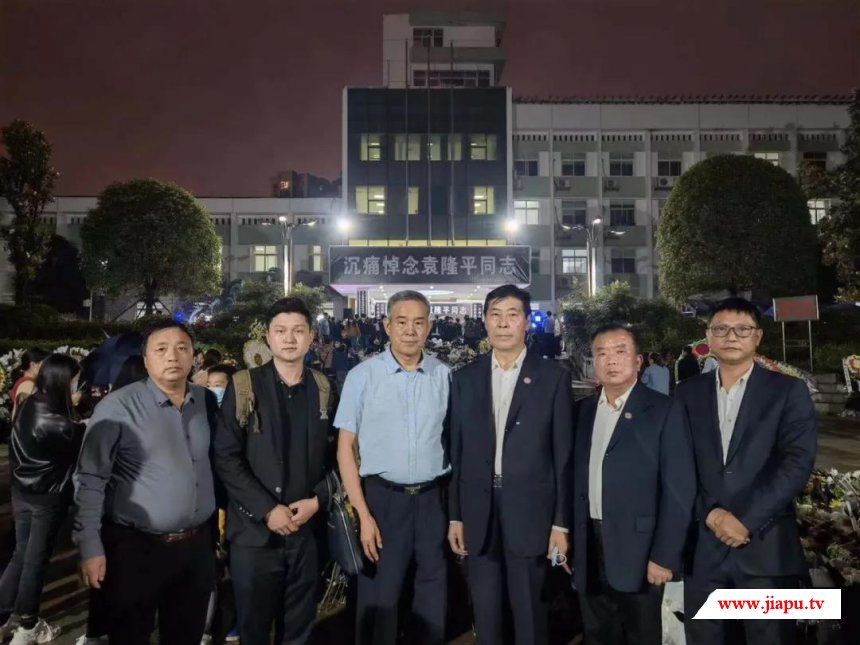 河南省袁姓委员会会长袁学忠、书记袁其生赴湖南长沙袁隆平家中吊唁 (1).jpg
