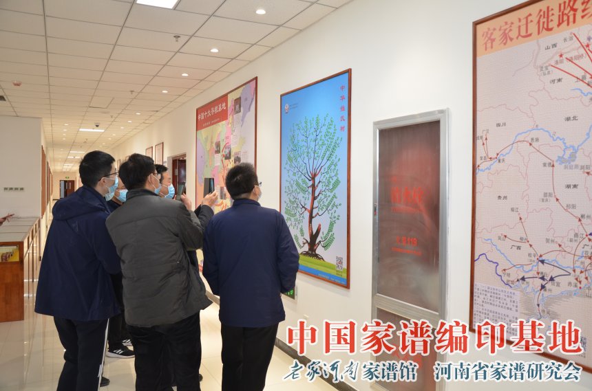 郑州市政协办公厅副主任乔磊来家谱馆考察 (26).jpg
