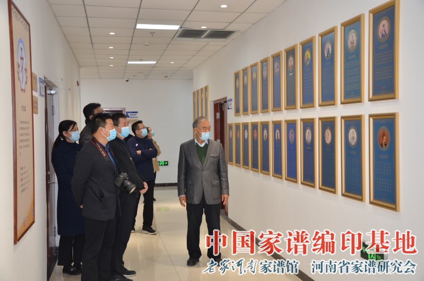 郑州市政协办公厅副主任乔磊来家谱馆考察 (23).jpg
