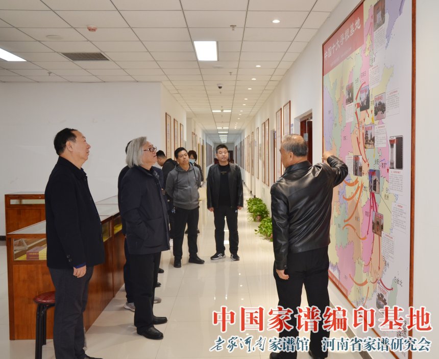 中原出版传媒集团总编辑耿相新，中州古籍出版社社长许绍山、总编辑郑雄来家谱馆考察 (3).jpg