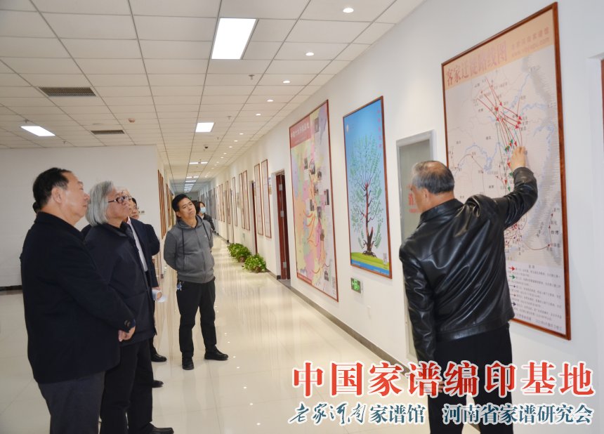 中原出版传媒集团总编辑耿相新，中州古籍出版社社长许绍山、总编辑郑雄来家谱馆考察 (4).jpg