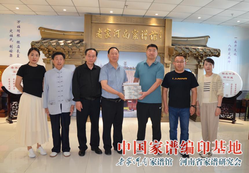 洪洞大槐树寻根祭祖园总经理王宏健向河南省家谱研究会捐赠《洪洞县姓氏分布情况》.jpg
