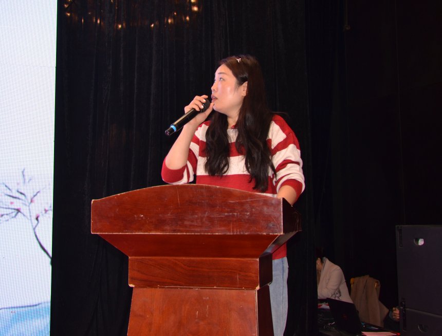 黄慧子讲话.jpg 黄慧子讲话.jpg